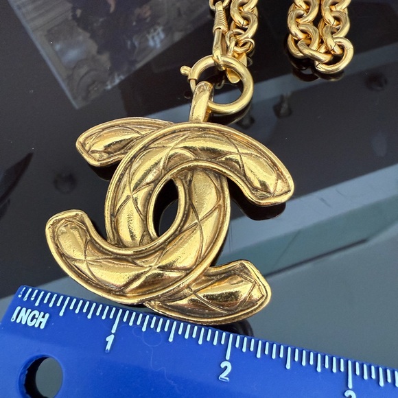LOT 2223 JUMBO 24K gold plated CHANEL matelasse CC Pendant Necklace - Picture 8 of 9